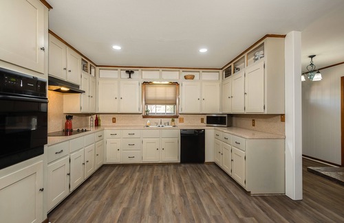 College Station House | 4/3 Heart of Aggieland, NEWLY AVAILABLE , Pool Table, HUGE Yard