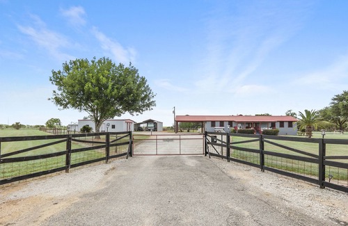 Hempstead House | 4.95 acres, pool/basketball/volleyball/soccer close to ATV, Safari, Range, Golf