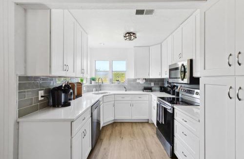 Weatherford House | 4-BD 2-BA Home Retreat Laundry Backyard