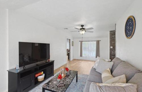 Weatherford House | 4-BD 2-BA Home Retreat Laundry Backyard