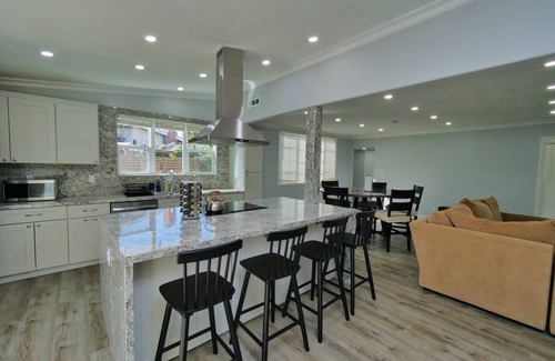 Hayward House | 4 Bd 4 Ba w/Private Studio 10 G WIFI and AC