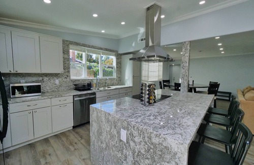 Hayward House | 4 Bd 4 Ba w/Private Studio 10 G WIFI and AC