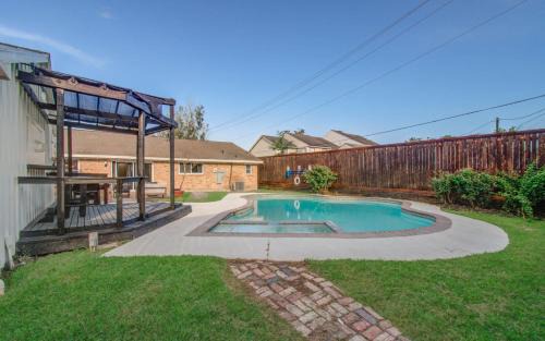 Braeswood Place House | 4-BD Central Location w Pool Patio Firepit