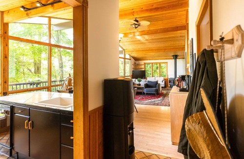 Eagle Lake Cottage | 4 Bdrm Lakefront Family Cottage near Sir Sam's