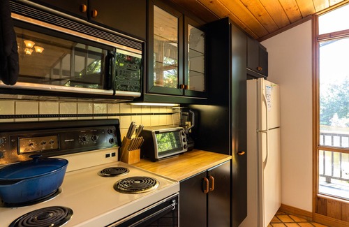 Eagle Lake Cottage | 4 Bdrm Lakefront Family Cottage near Sir Sam's