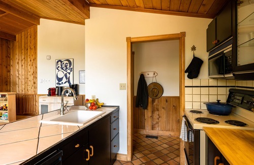 Eagle Lake Cottage | 4 Bdrm Lakefront Family Cottage near Sir Sam's