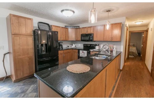 Bon Aqua Cottage | 4-bdrm southern Farmhouse, 30 mins from Franklin w/barn and acres of farmland!