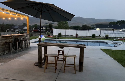 Prosser House | 4 bed 2 bath Sleeps 6 adults 2 children. additional need approved see pricing