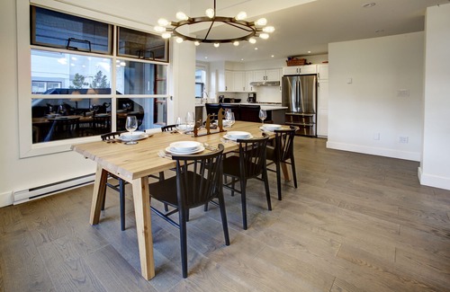Whistler Cay Heights House | 4 bed/3 bath twnhse w stunning Mtn view & HOT TUB