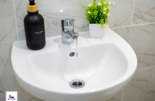 Lofthouse Apartment | 4 Bed 5 Bath - On Street Parking - Fast Wi-Fi - Self Check-in