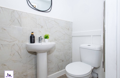 Lofthouse Apartment | 4 Bed 5 Bath - On Street Parking - Fast Wi-Fi - Self Check-in