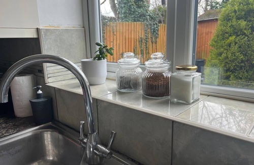 Shephall House | 4-Bed Barnwell Retreat- Sleeps 9, Garden & Parking