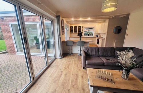 Whitstable House | 4 Bed Bungalow with hot tub , parking for 4 cars, large garden. Dog friendly.