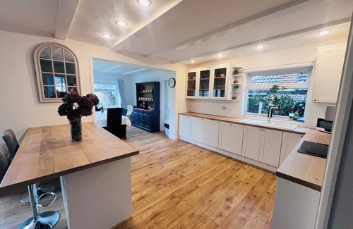 Whitstable House | 4 Bed Bungalow with hot tub , parking for 4 cars, large garden. Dog friendly.