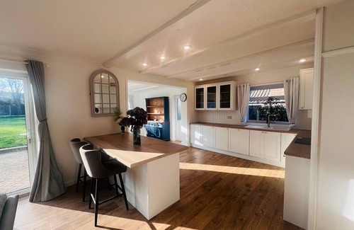 Whitstable House | 4 Bed Bungalow with hot tub , parking for 4 cars, large garden. Dog friendly.