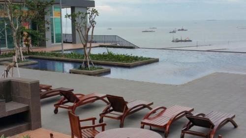 Pluit Apartment | 4 Bed Condo Sleeping by The Sea