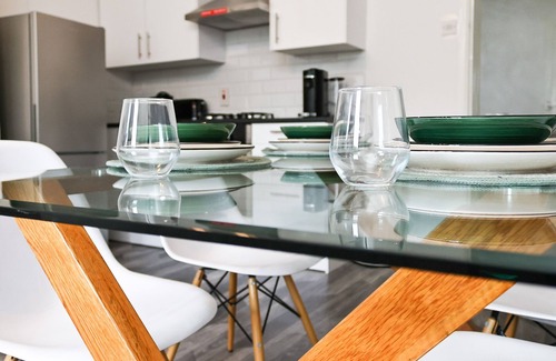 Richmond-upon-Thames Cottage | 4-Bed Cottage, Sleeps 8, Walk to Thames Garden