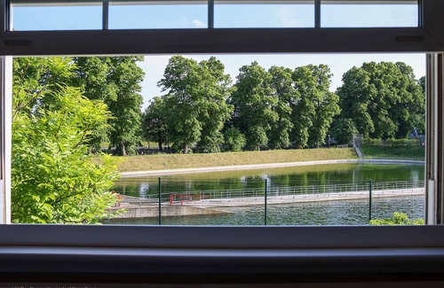 Richmond-upon-Thames Cottage | 4-Bed Cottage, Sleeps 8, Walk to Thames Garden