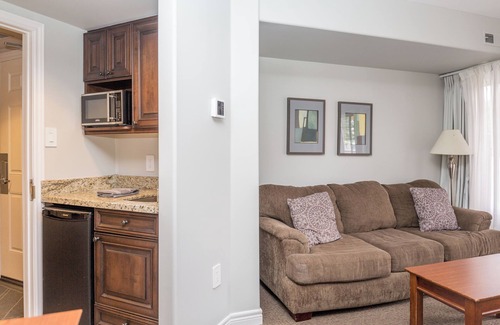 Oro-Medonte Condo | 4-Bed Country Club Haven with Pool, BBQs, and Moren