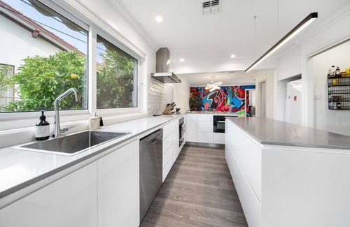 Curtin House | 4-Bed Family Home with Spacious Backyard and BBQ