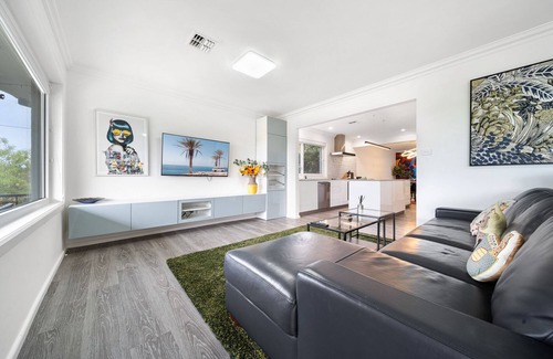 Curtin House | 4-Bed Family Home with Spacious Backyard and BBQ