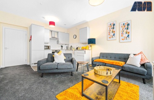 Methil Apartment | 4 Bed Flat With Parking Sleeps 8 in Fife