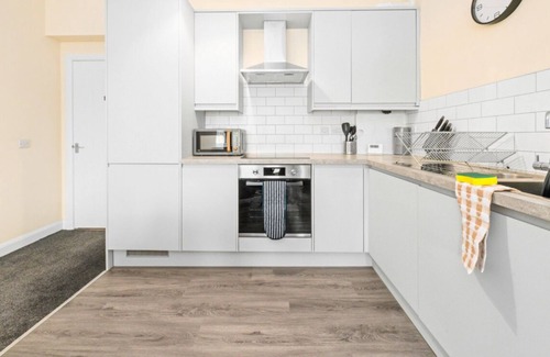 Methil Apartment | 4 Bed Flat With Parking Sleeps 8 in Fife