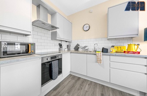 Methil Apartment | 4 Bed Flat With Parking Sleeps 8 in Fife