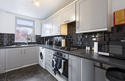 Wyken House | 4-Bed Home Coventry | Parking, Garden, Near Centre