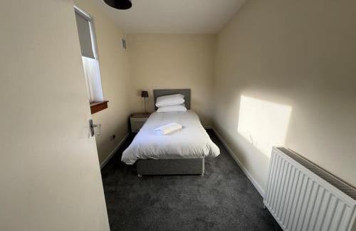Glenrothes House | 4 Bed House, Glenrothes sleeps 5