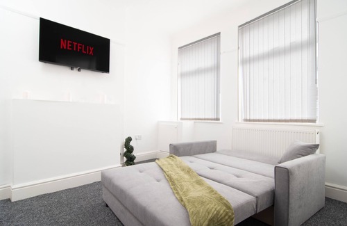 Liverpool House | 4 bed house parking Wi-Fi garden