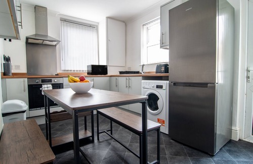 Liverpool House | 4 bed house parking Wi-Fi garden