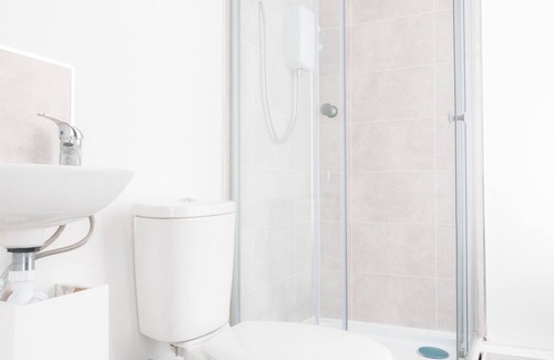 Liverpool House | 4 bed house parking Wi-Fi garden