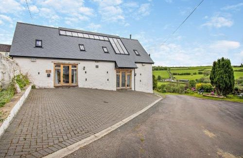 Brecon House | 4 Bed in Cray 82529