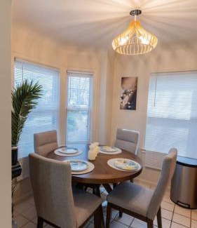 Dearborn House | 4 Bedroom 2 and a half bath that Sleeps 8 Near it all Ford Telegraph