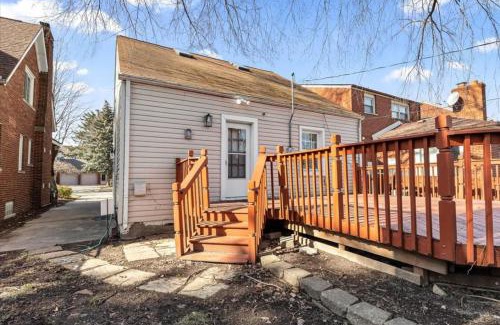 Dearborn House | 4 Bedroom 2 Bath Middle of it all Sleeps 8