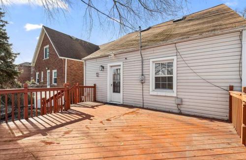 Dearborn House | 4 Bedroom 2 Bath Middle of it all Sleeps 8
