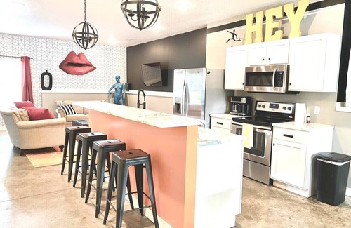 Maryville House | 4 bedroom/4.5 bathroom/10 beds/pets/pool table