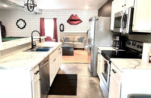 Maryville House | 4 bedroom/4.5 bathroom/10 beds/pets/pool table