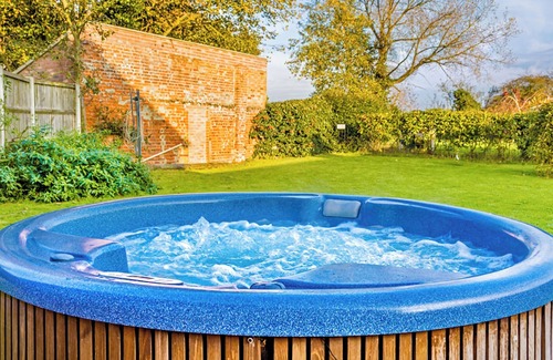 Irstead Cottage | 4 bedroom accommodation in Rollesby, near Winterton-on-Sea