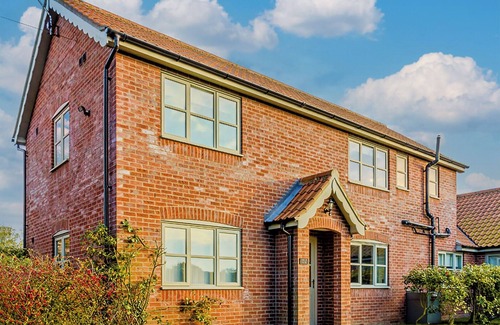Irstead Cottage | 4 bedroom accommodation in Rollesby, near Winterton-on-Sea