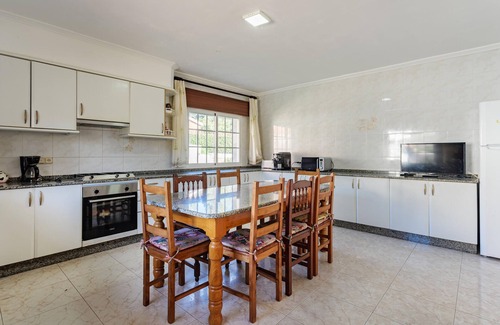 Samieira Apartment | 4 bedroom accommodation in Poio