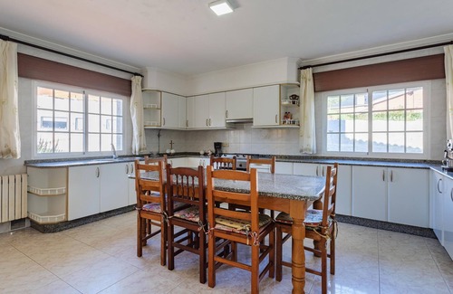 Samieira Apartment | 4 bedroom accommodation in Poio