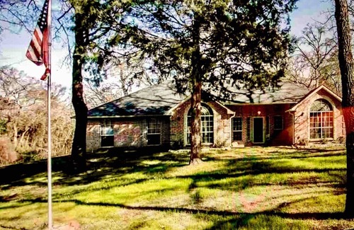 Flint House | 4 Bedroom Angel Lakehouse, Pet Friendly with TV in each room