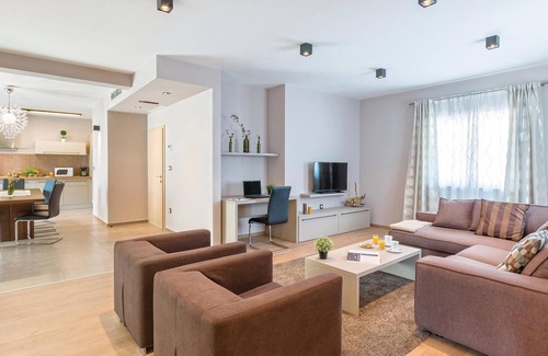 Heki House | 4 bedroom awesome home in Trosti