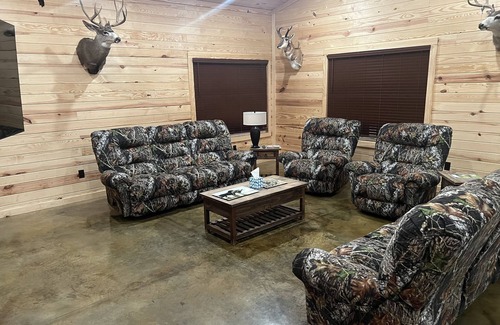 Moscow Cabin | 4 bedroom cabin in gated hunting property-5 minutes from Saracen Casino