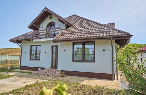 Letcani Ski Chalet | 4-bedroom chalet in enchanting Piatra Neamt with AC, WiFi. Relax and unwind