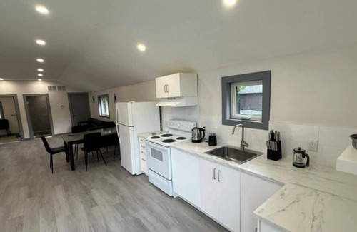 Innisfil Cabin | 4 Bedroom Cottage #1: Innisfil Resort