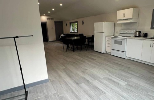 Innisfil Cabin | 4 Bedroom Cottage #1: Innisfil Resort