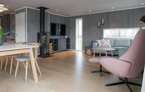 Arendal House | 4 Bedroom Cozy Home In Færvik